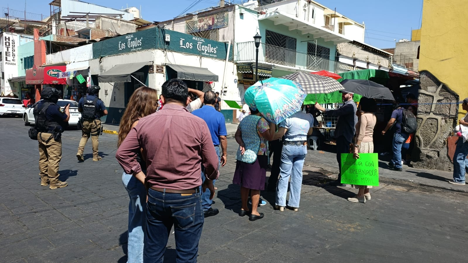 Locatarios bloquean calle por ambulantaje en el Centro de Oaxaca