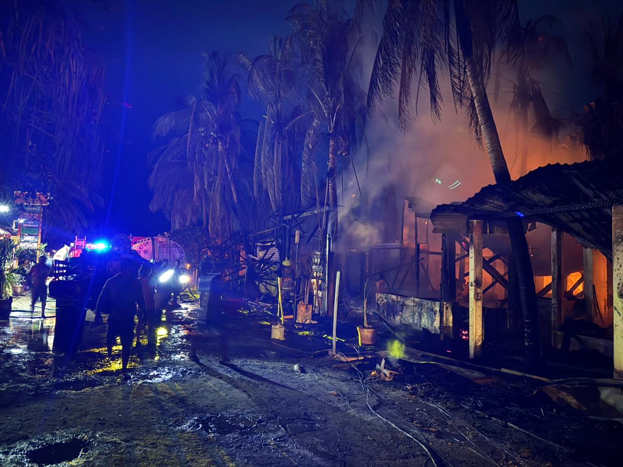 Arrasa incendio con restaurantes y palapas en Punta Zicatela, Puerto Escondido