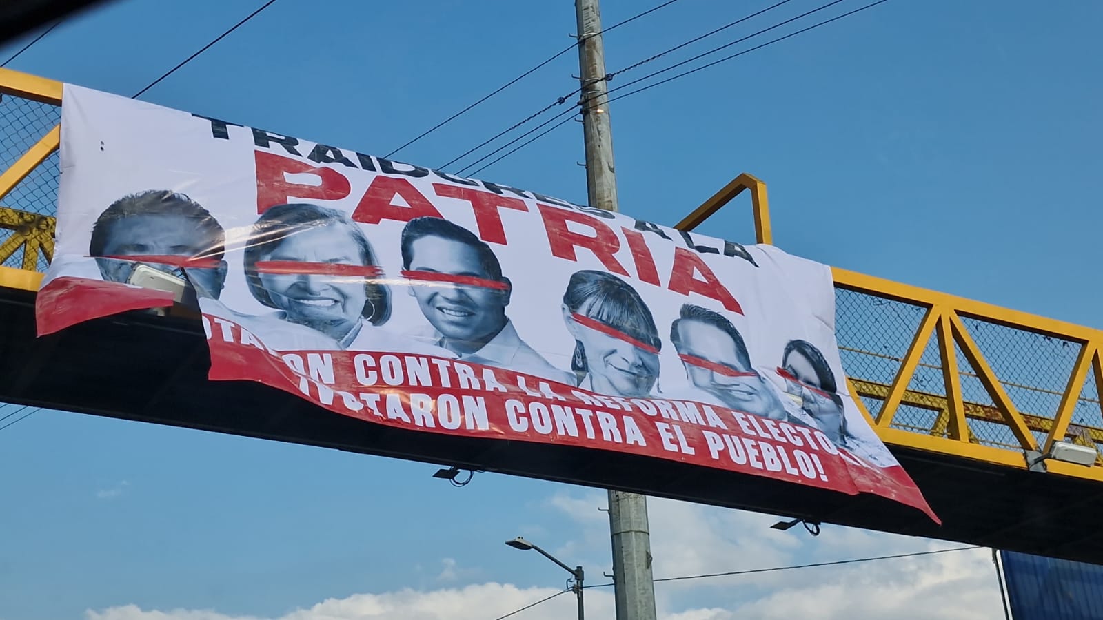 Colocan lonas con rostros de diputados y la leyenda “Traidores a la patria” en puentes peatonales
