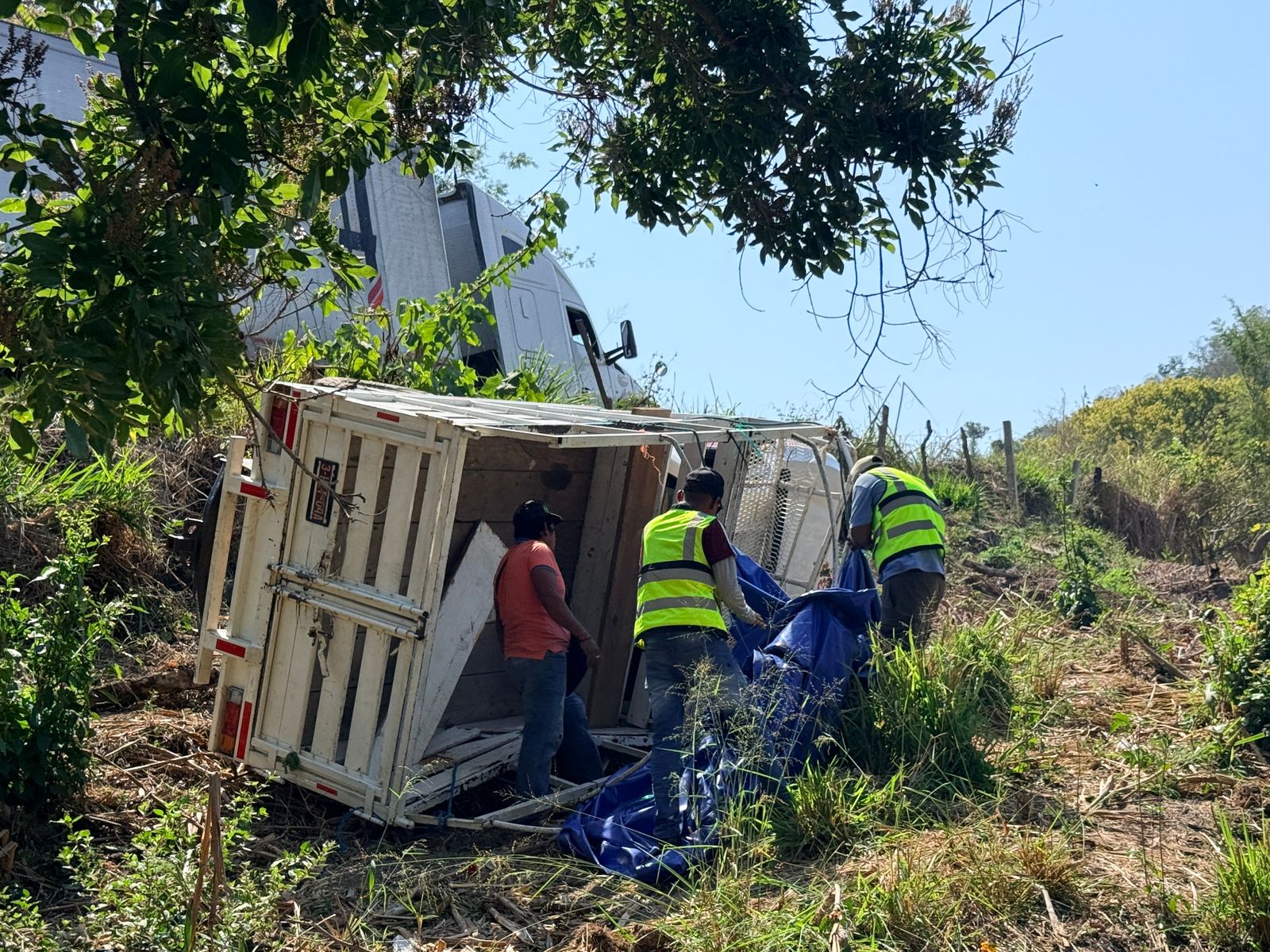 Volcadura deja cinco lesionados en la carretera Costera 200