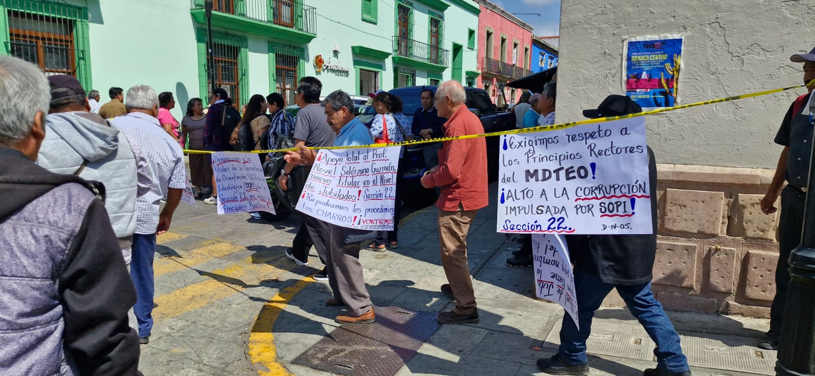 Jubilados de la Sección XXII bloquean Armenta y López en Oaxaca