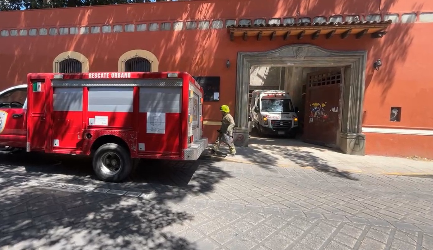 Varilla lo atraviesa; rescatan a obrero dentro de la antigua Casa Oficial