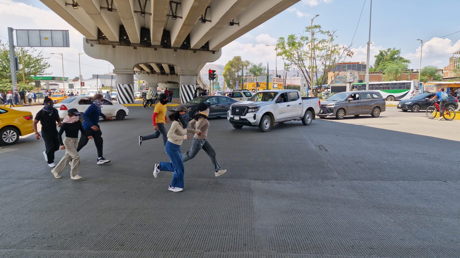 Normalistas retienen unidades en Cinco Señores