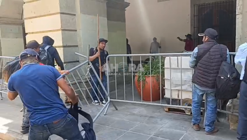Organizaciones sociales se manifiestan e instalan plantón en el Zócalo de Oaxaca