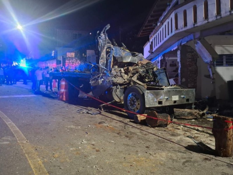 Regularán el tránsito de camiones troceros tras fatal accidente en la Sierra Norte