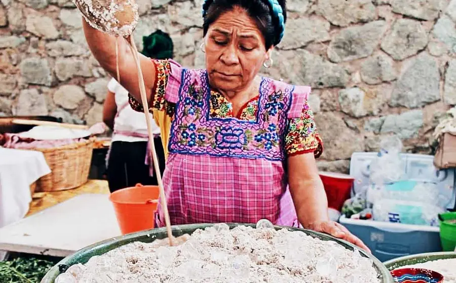 Promueven la herencia prehispánica del tejate en encuentro gastronómico de Oaxaca