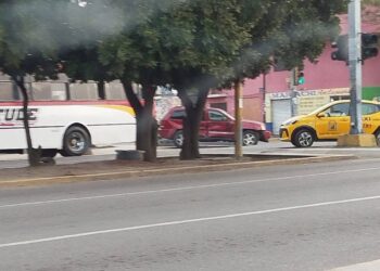 Genera choque entre autobús y vehículo particular daños materiales en Oaxaca