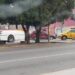 Genera choque entre autobús y vehículo particular daños materiales en Oaxaca