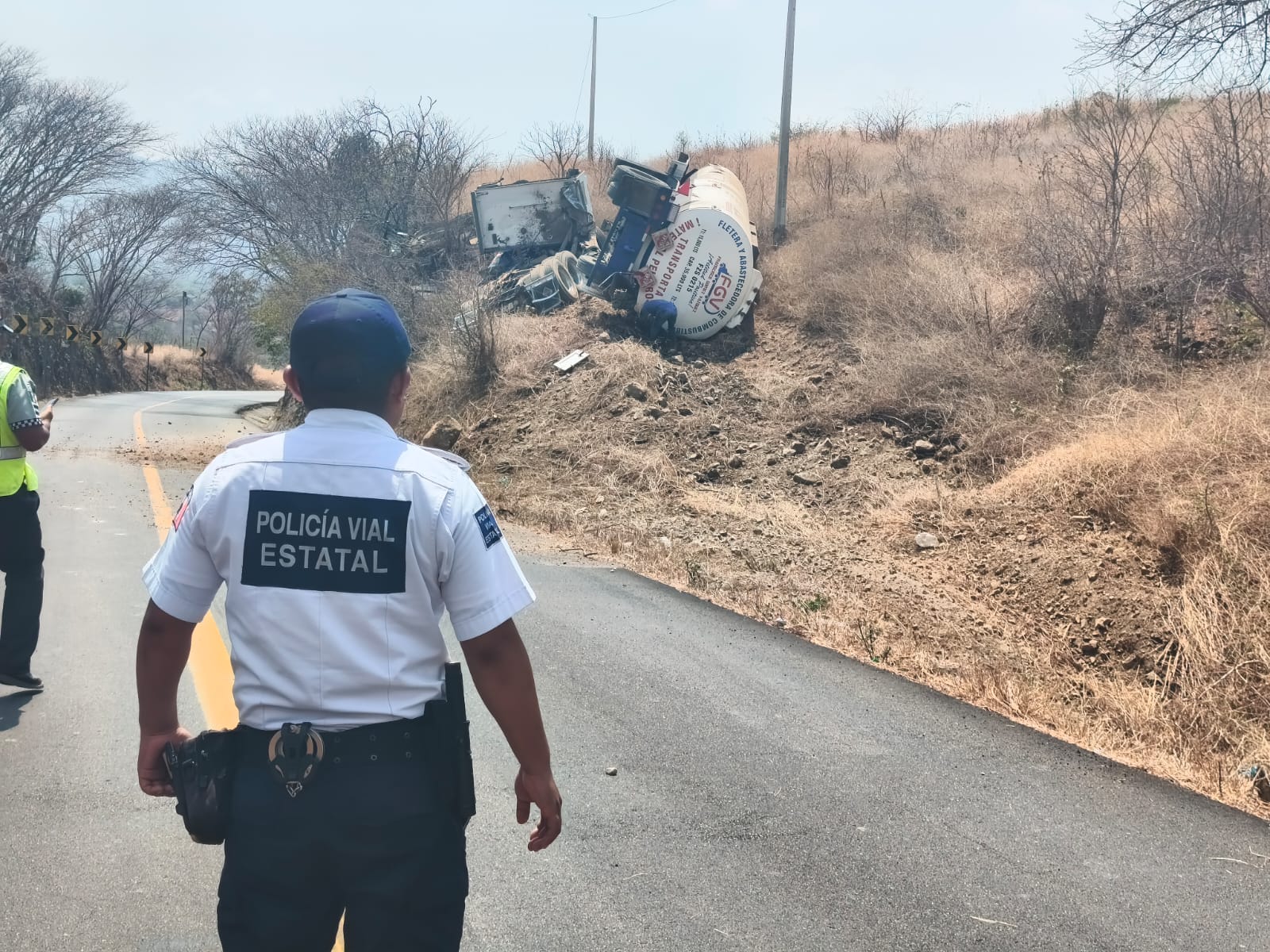 Vuelca pipa en carretera 200 ; reportan un lesionado