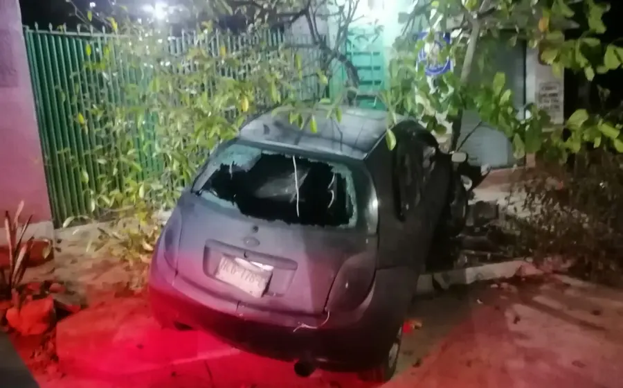 Atropella conductor ebrio a dos mujeres y se impacta contra vivienda en Pinotepa Nacional