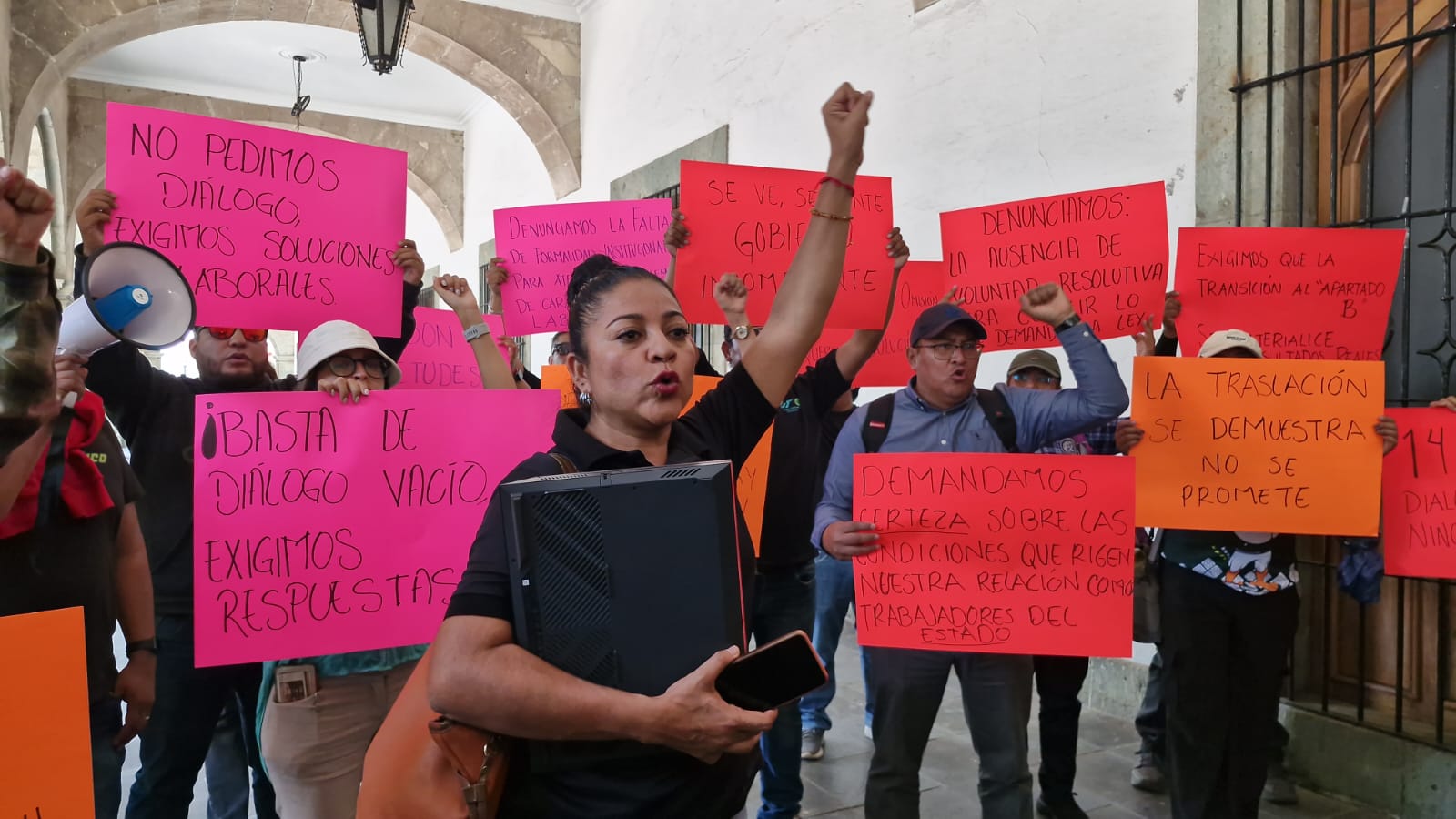 Catedráticos de la UTVCO se manifiestan en Palacio de Gobierno; exigen transición al apartado B