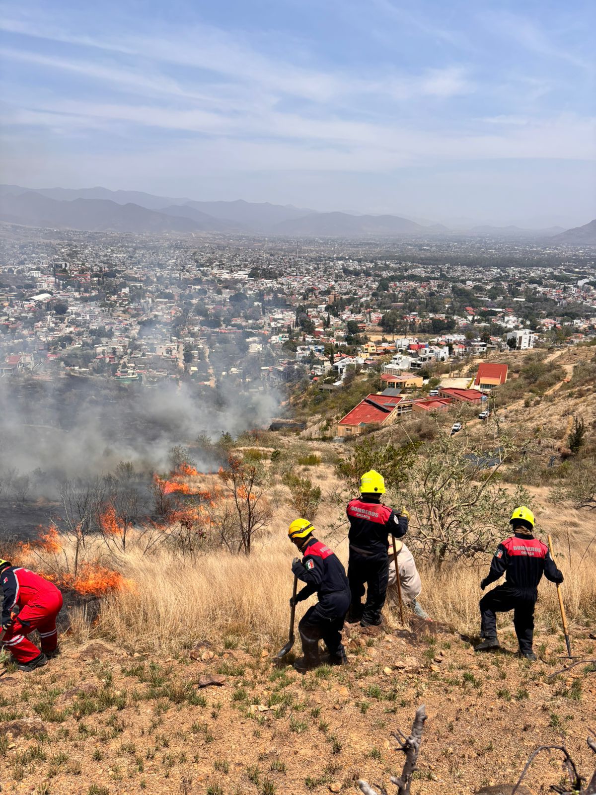 Reportan dos incendios en Etla y la ciudad de Oaxaca