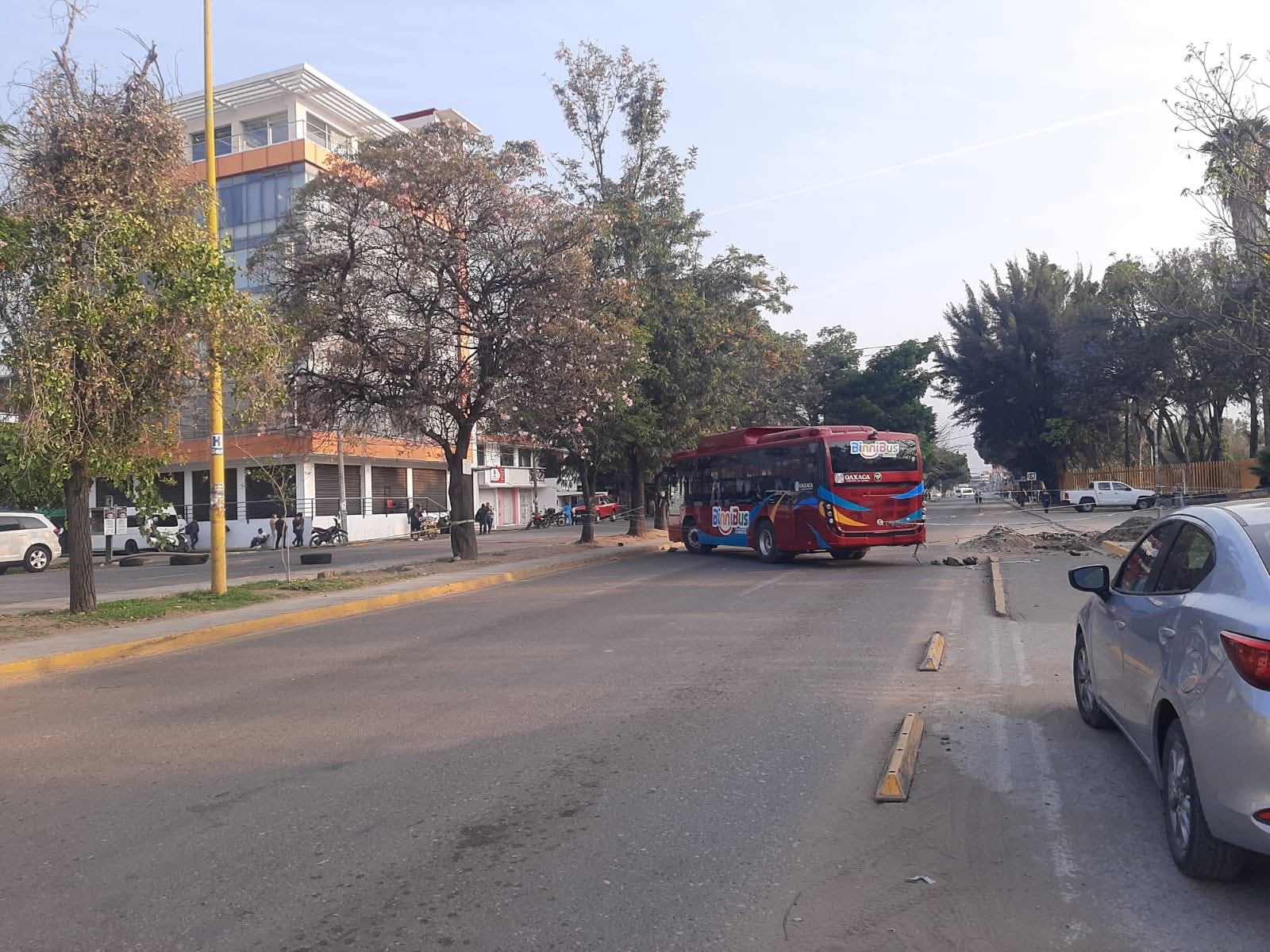 PAAE mantiene bloqueo por segundo día consecutivo en Avenida Universidad; exigen mesa de trabajo