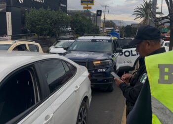 Se queda dormido en el semáforo por ir ebrio; fue detenido en Héroes de Chapultepec