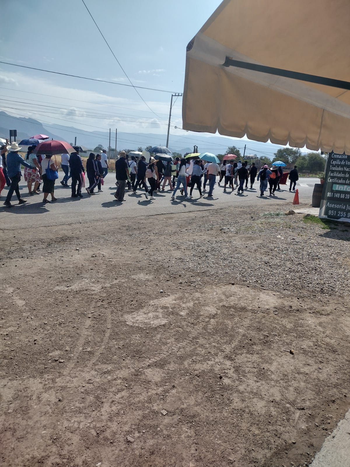 Marchan padres de familia en Tlacolula por terreno de secundaria