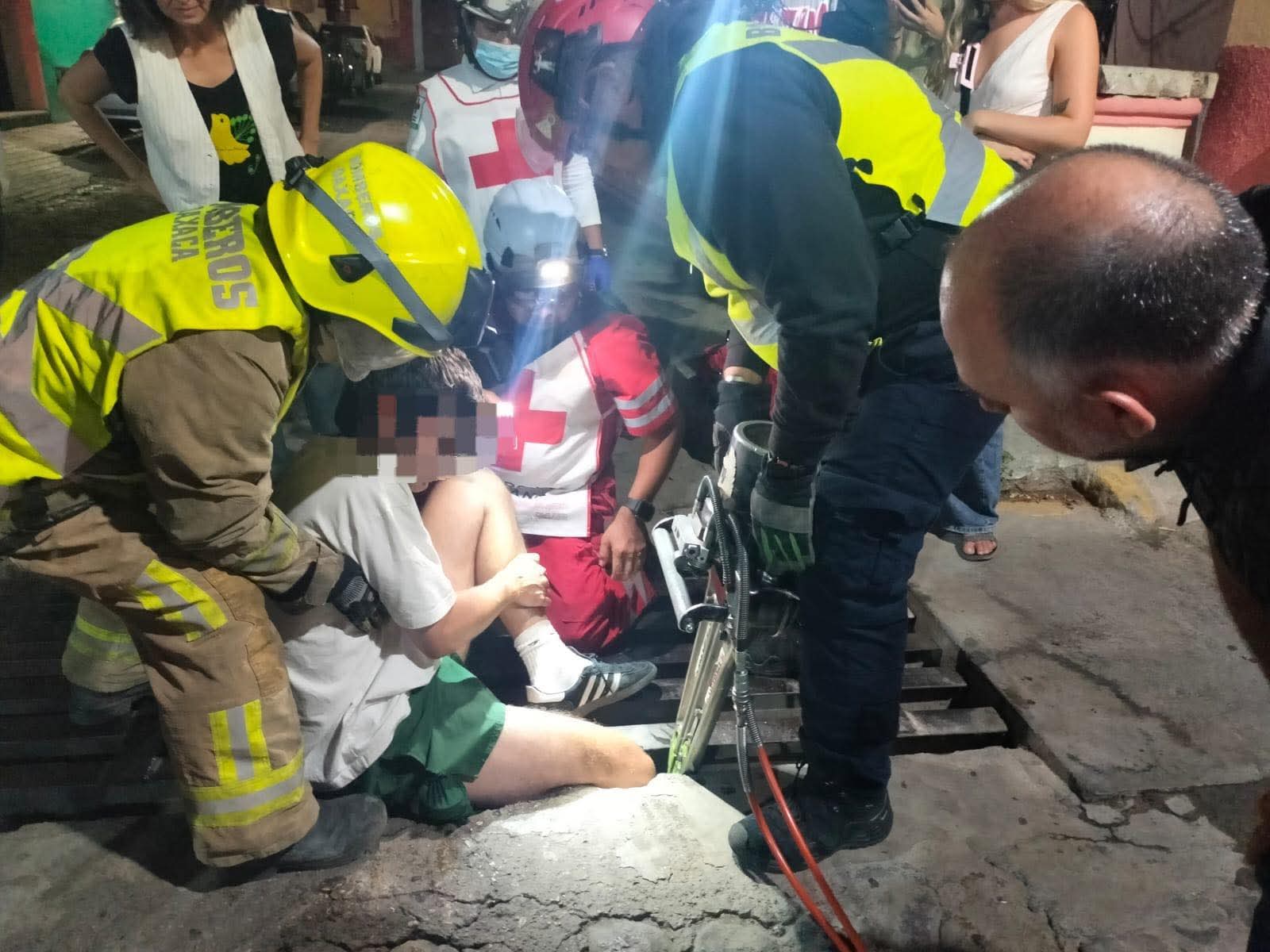 Turista estadounidense cae en alcantarilla abierta en el Centro Histórico de Oaxaca