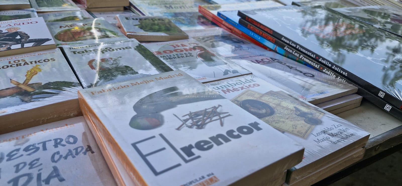 Fomentan la lectura con “Guelaguetza de la lectura” en el atrio de la Catedral de Oaxaca