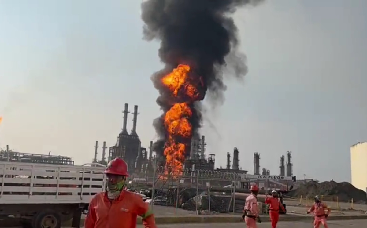 Incendio consume bodega de coque en refinería Olmeca de Dos Bocas
