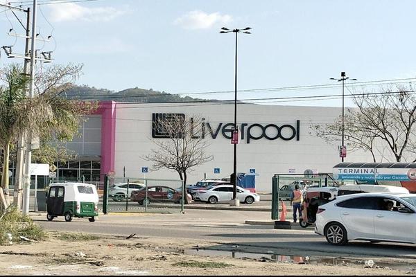 Denuncian usuarios intento de robo en estacionamiento de Plaza Bella