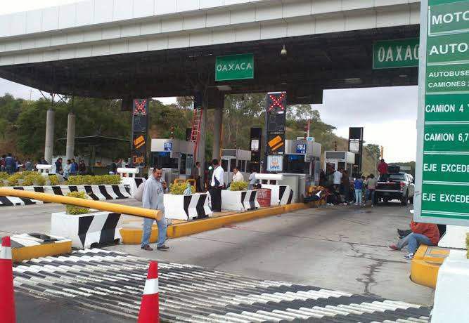 Toman manifestantes la Caseta de Huitzo y cobran cooperación a automovilistas