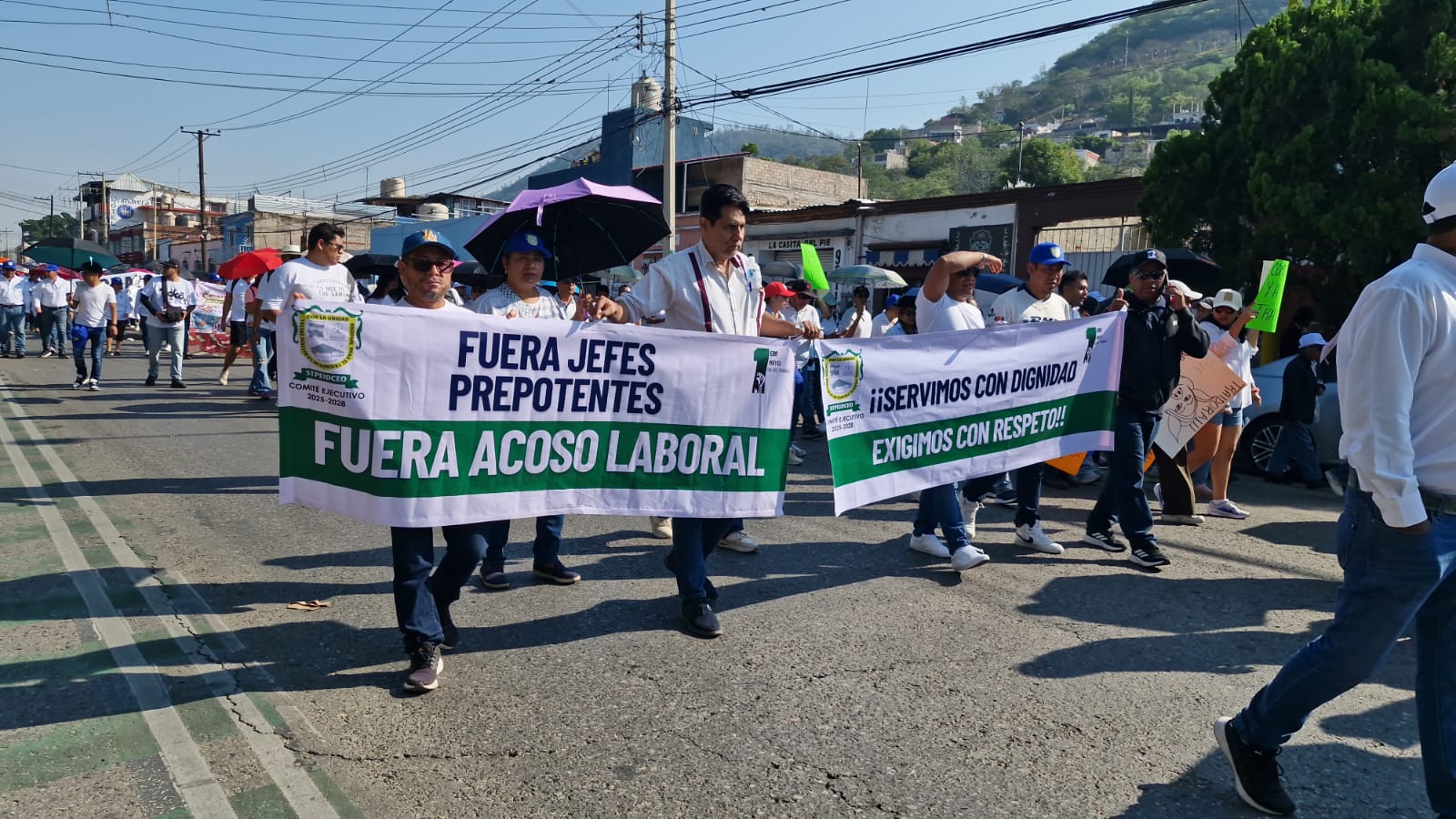 Marchan sindicatos por el Día del Trabajo en Oaxaca