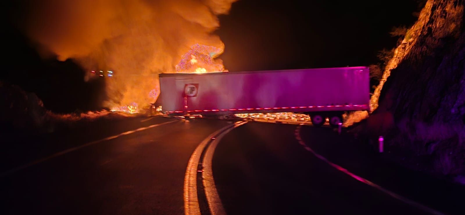 Choque e incendio de tráileres paraliza autopista Oaxaca–Cuacnopalan