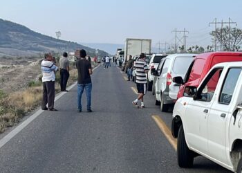 Cierran parcialmente tránsito en Matatlán por limpieza