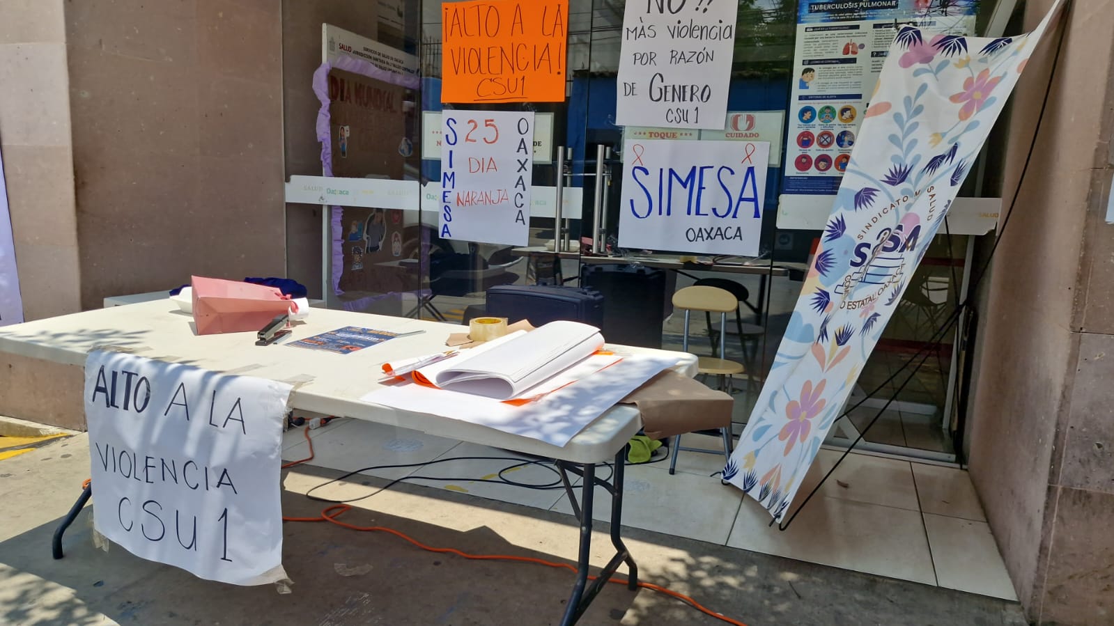 Paran labores en Centro de Salud Urbano de Oaxaca; exigen reinstalación de trabajadora acosada