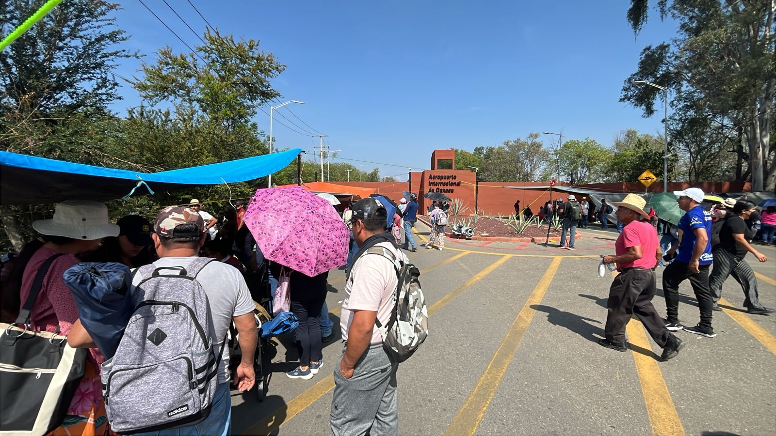 En segundo día de bloqueos magisterio deja a decenas de pasajeros varados en Aeropuerto de Oaxaca
