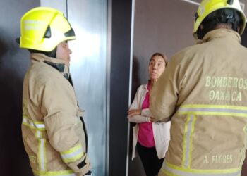 Rescatan a trabajador atrapado en elevador de oficinas del COBAO en Oaxaca