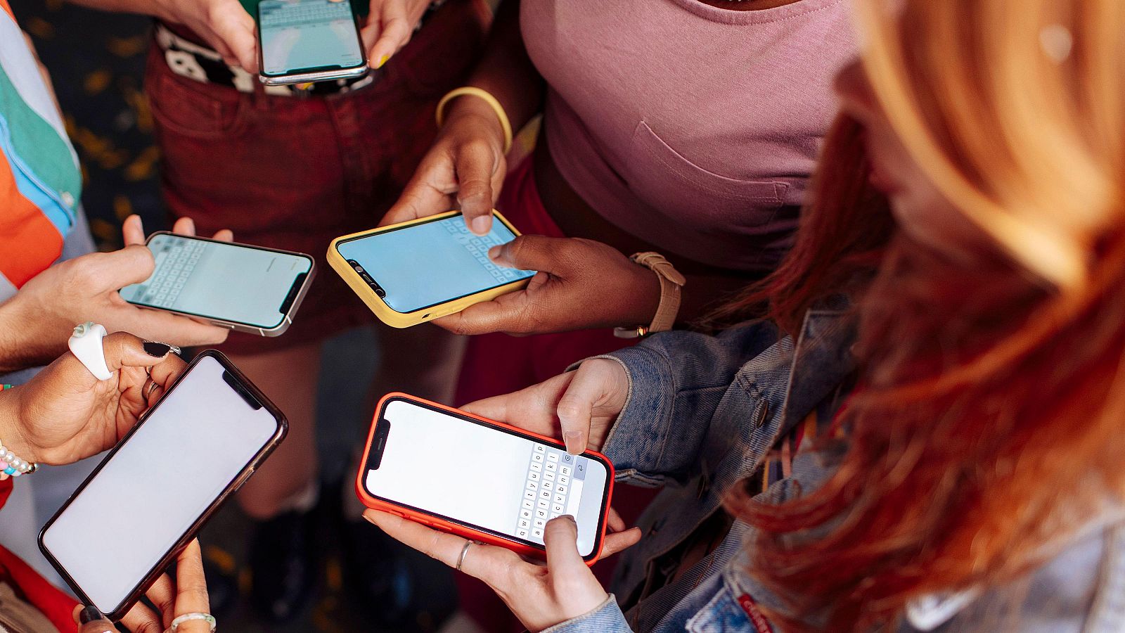 Prohíbe Reino Unido redes sociales a menores de 16 años