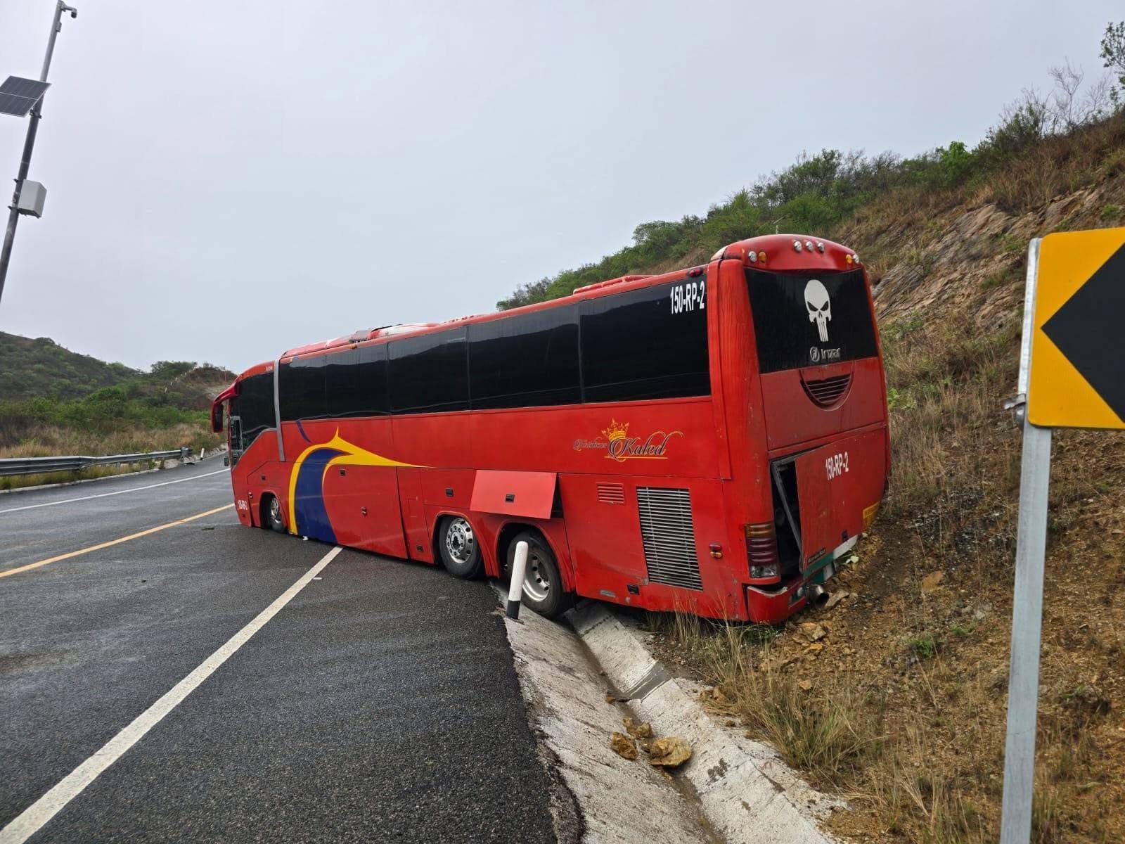 Se quedan sin frenos autobús que transportaba estudiantes de Odontología de la UABJO en la Barranca Larga–Ventanilla