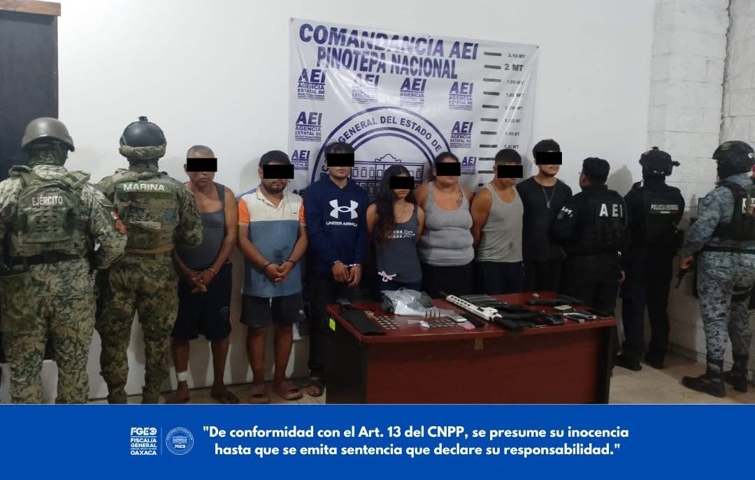 FGEO detienen a siete personas y aseguran armas, droga y vehículos durante cateo en Pinotepa Nacional