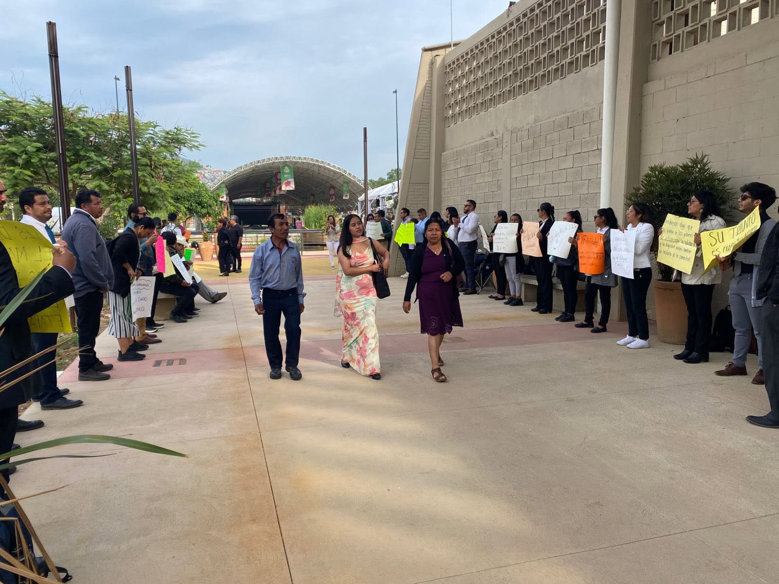 Protestan trabajadores de la UTVCO durante ceremonia de graduación; exigen solución a conflicto laboral