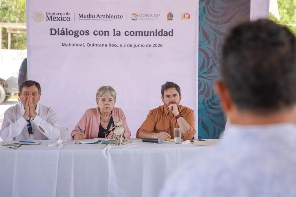 SEMARNAT dialoga en Mahahual y rechaza Área Natural Protegida