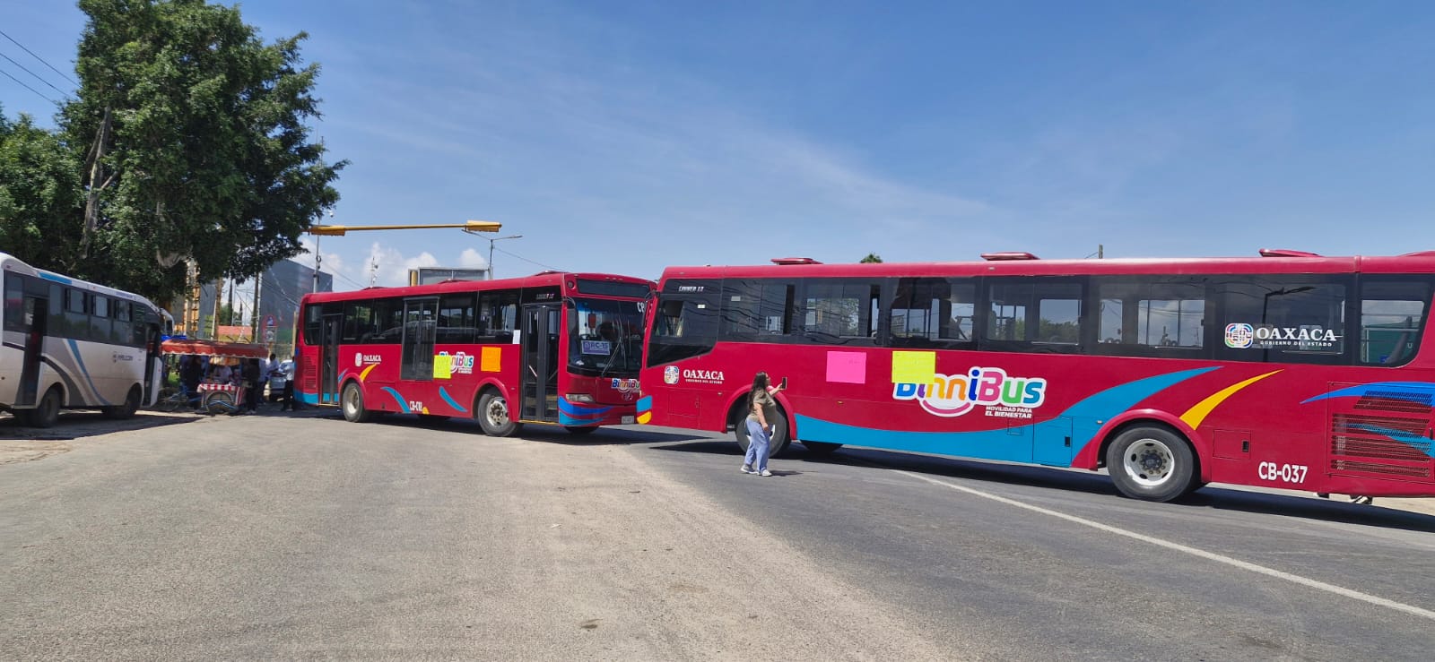 Con bloqueo al crucero del Aeropuerto taxistas exigen a Semovi los deje ingresar al Centro Histórico