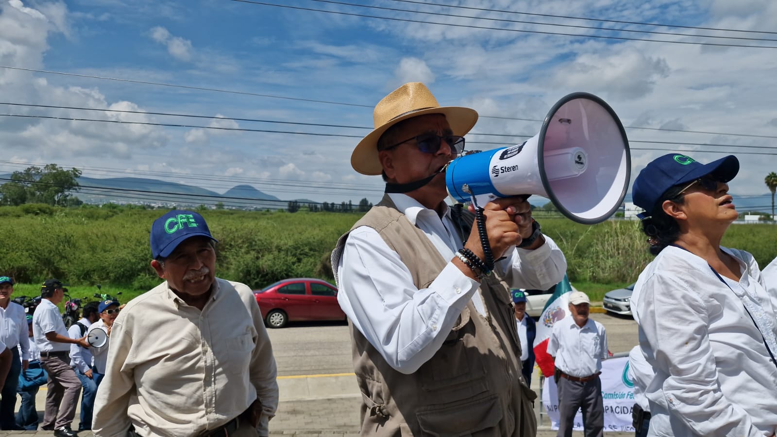 Jubilados de la CFE protestan en el Poder Judicial Federal; denuncian recortes a sus pensiones