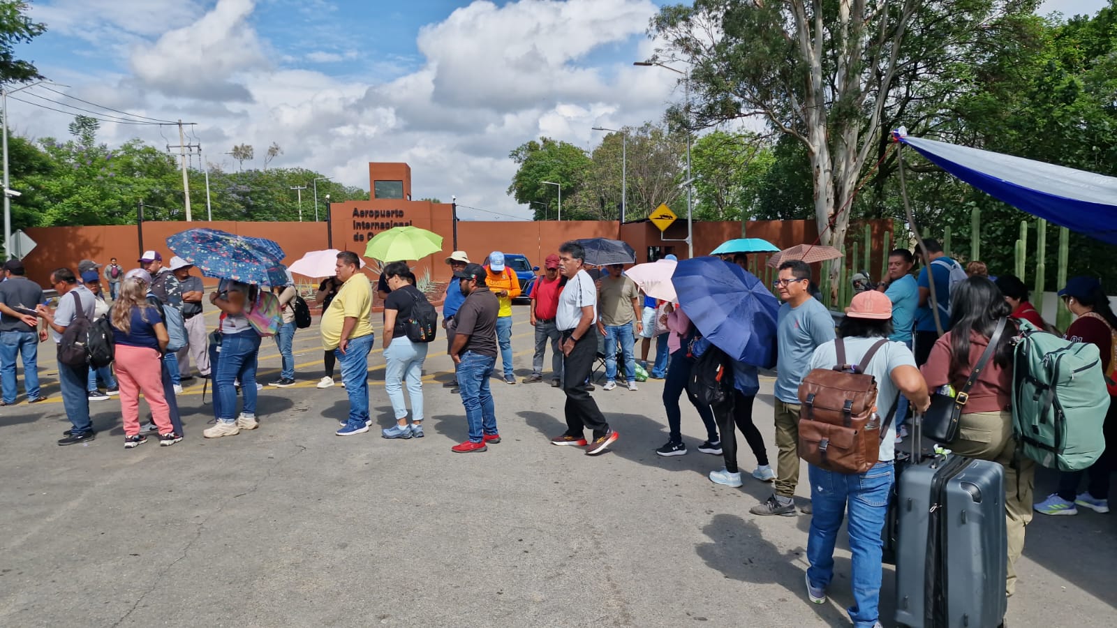 Bloquea Sección 22 planta Pemex, Aeropuerto y caseta de Huitzo