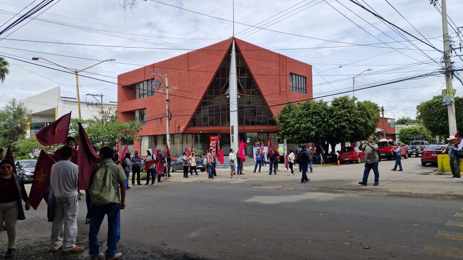 Bloquean Heroico Colegio Militar para exigir entrega de recursos a municipios de la Mixteca y Sierra Sur