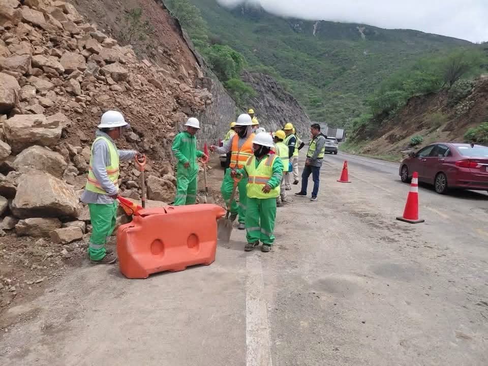 Mantienen labores para liberar deslave en la autopista Oaxaca-Cuacnopala