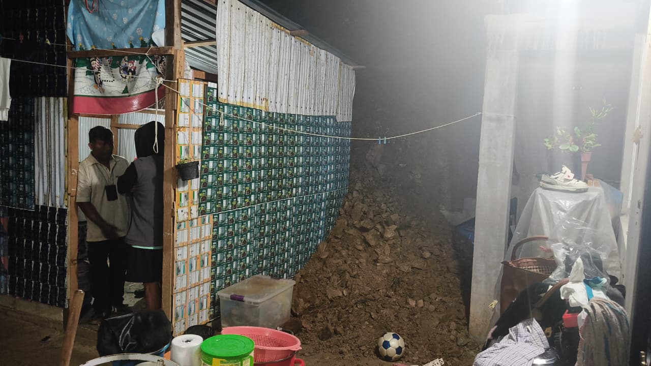 Atiende Protección Civil Municipal de Oaxaca de Juárez deslave en la colonia Solidaridad durante la madrugada