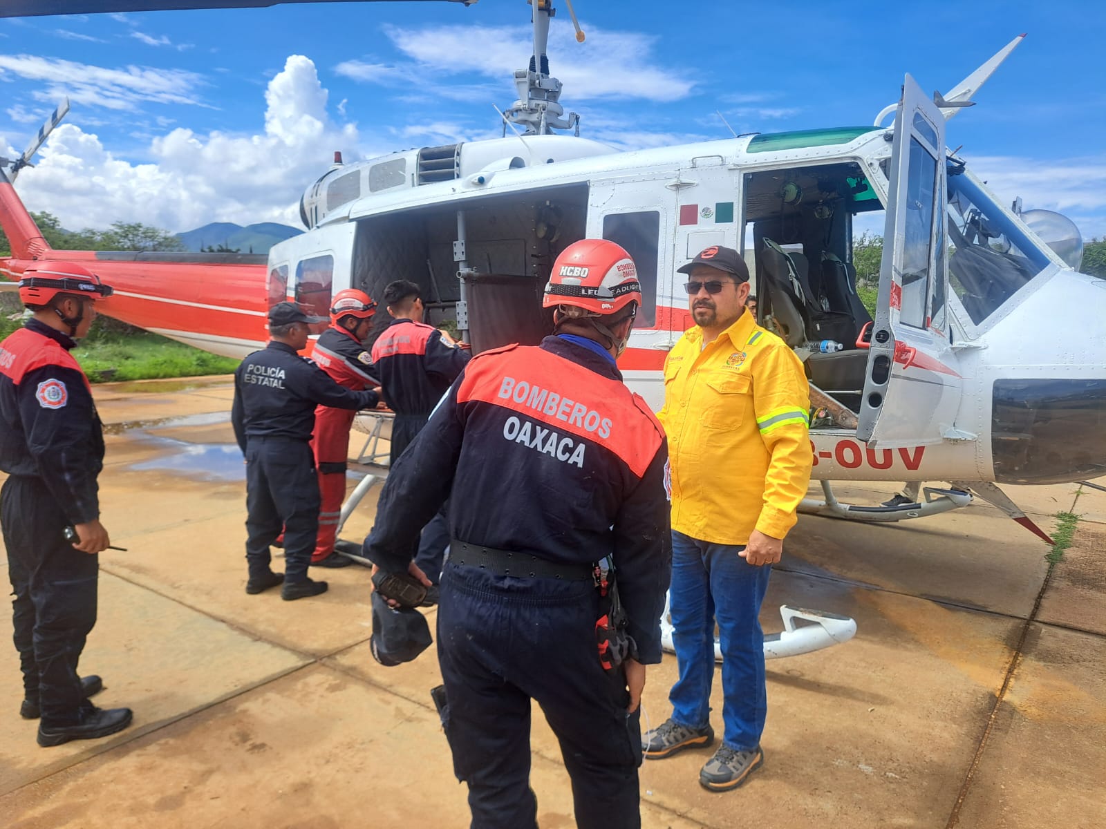 Mediante operativo aéreo, Bomberos de Oaxaca buscan a persona desaparecida en San Luis Amatlán