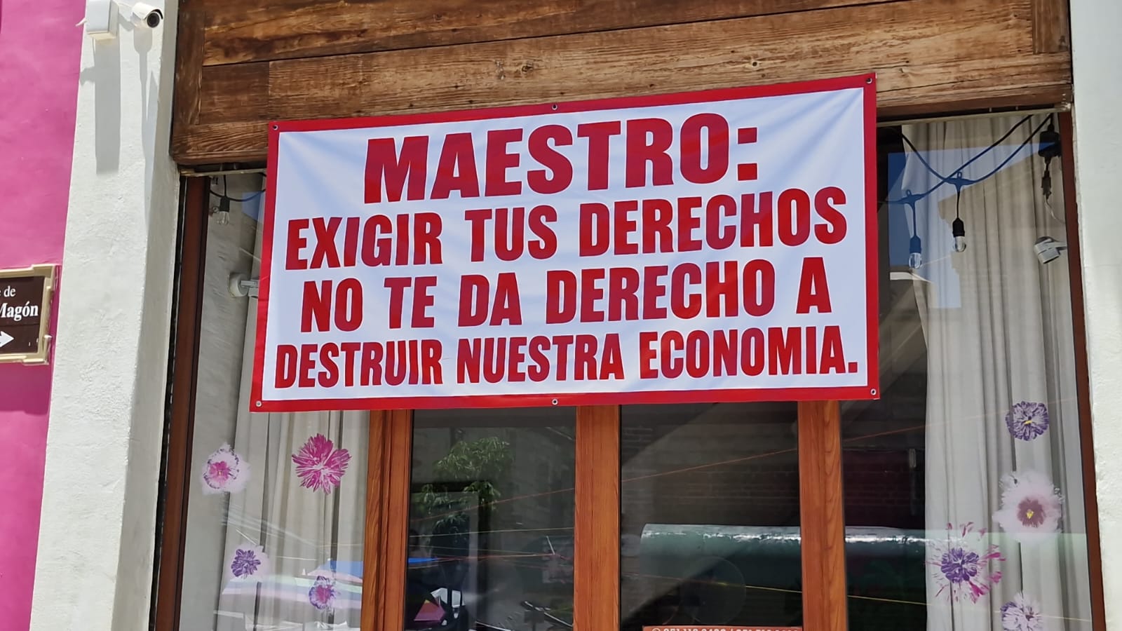 Comerciantes de Oaxaca alzan lonas contra afectaciones magisteriales