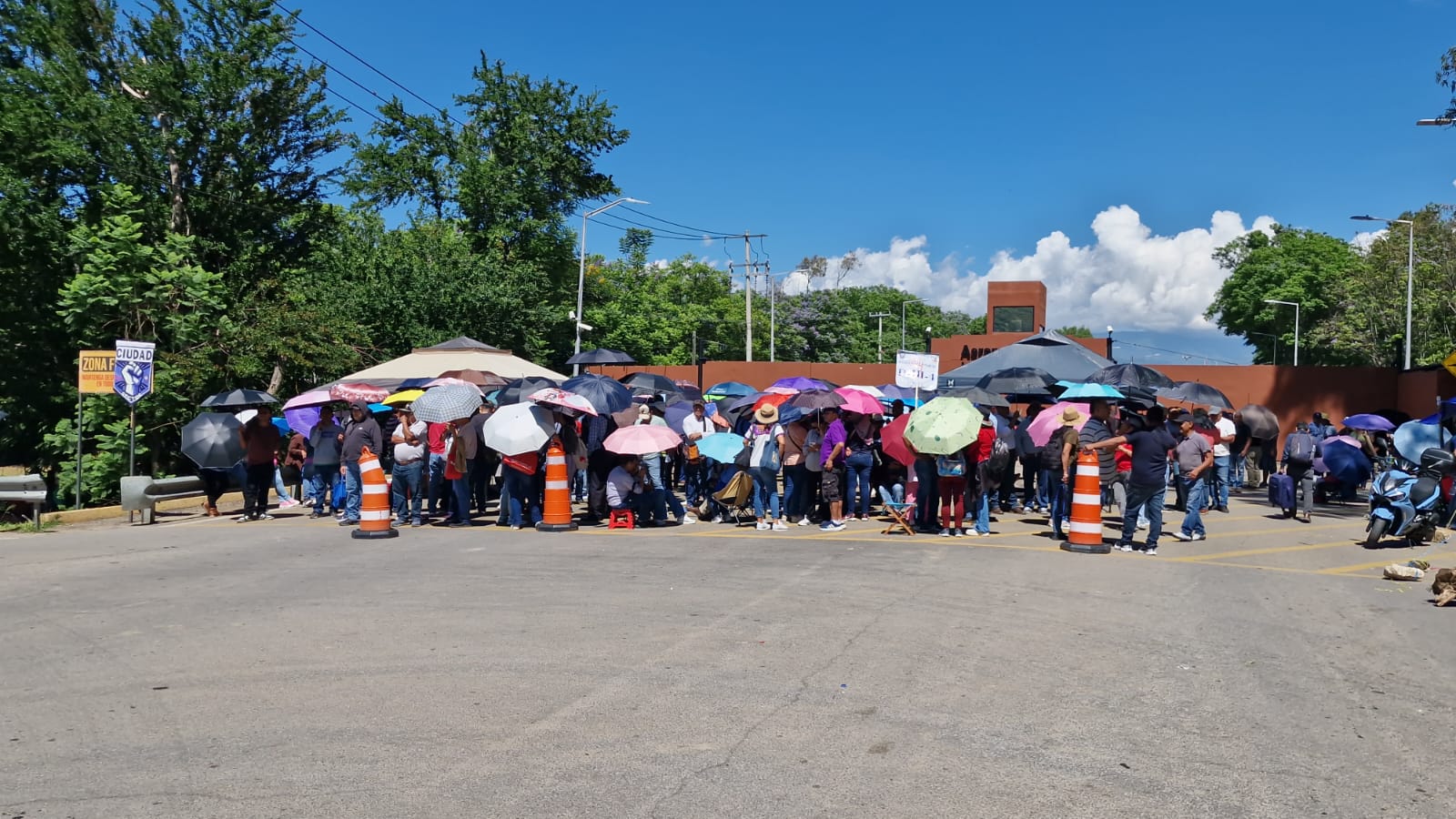 Inicia cuarta semana de movilizaciones de la Sección 22; bloquean aeropuerto, caseta de Huitzo y planta de Pemex