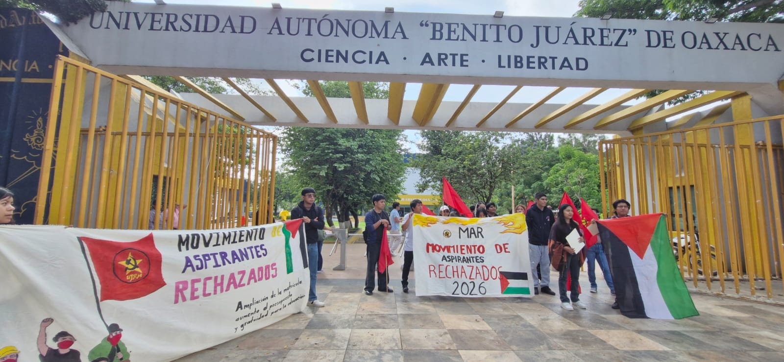 Protestan estudiantes de la UABJO; exigen diálogo con el rector y espacios para rechazados