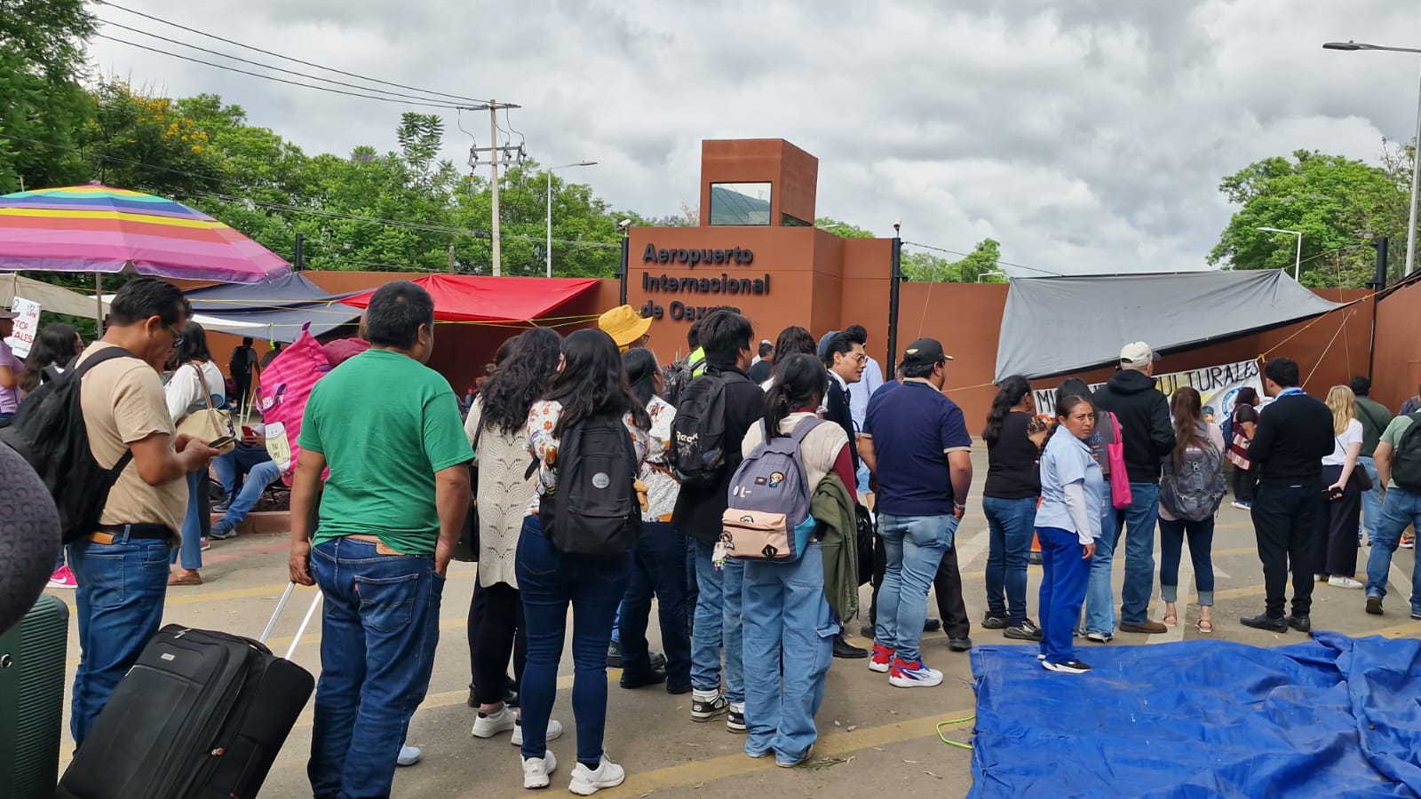 Maestros radicalizan bloqueo en accesos al Aeropuerto Internacional de Oaxaca