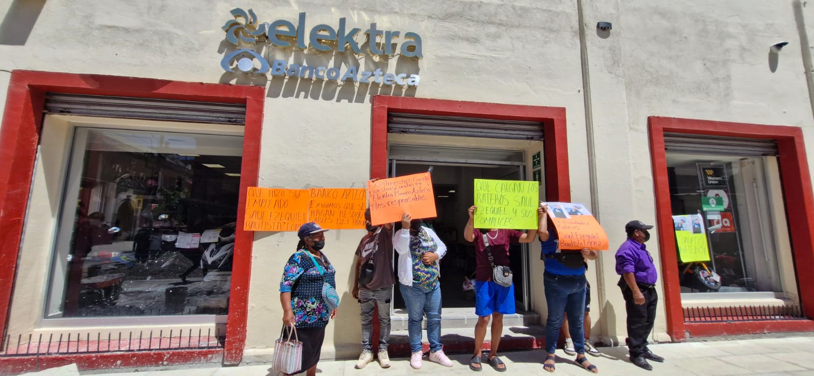Protestan afectados por presunto fraude de ex trabajador de Banco Azteca en Oaxaca