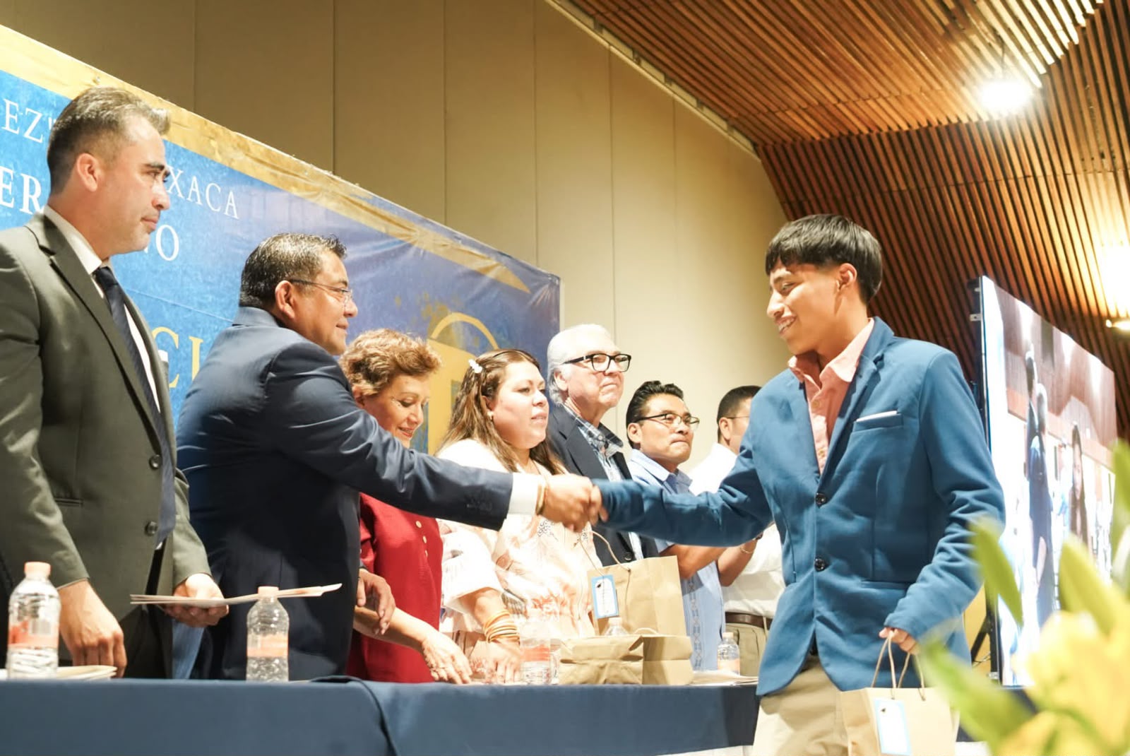 Se gradúan 278 estudiantes de la Escuela Preparatoria No. 1 de la UABJO