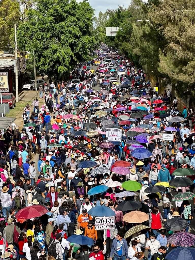 Sección 22 continúa movilizaciones mientras siguen negociaciones