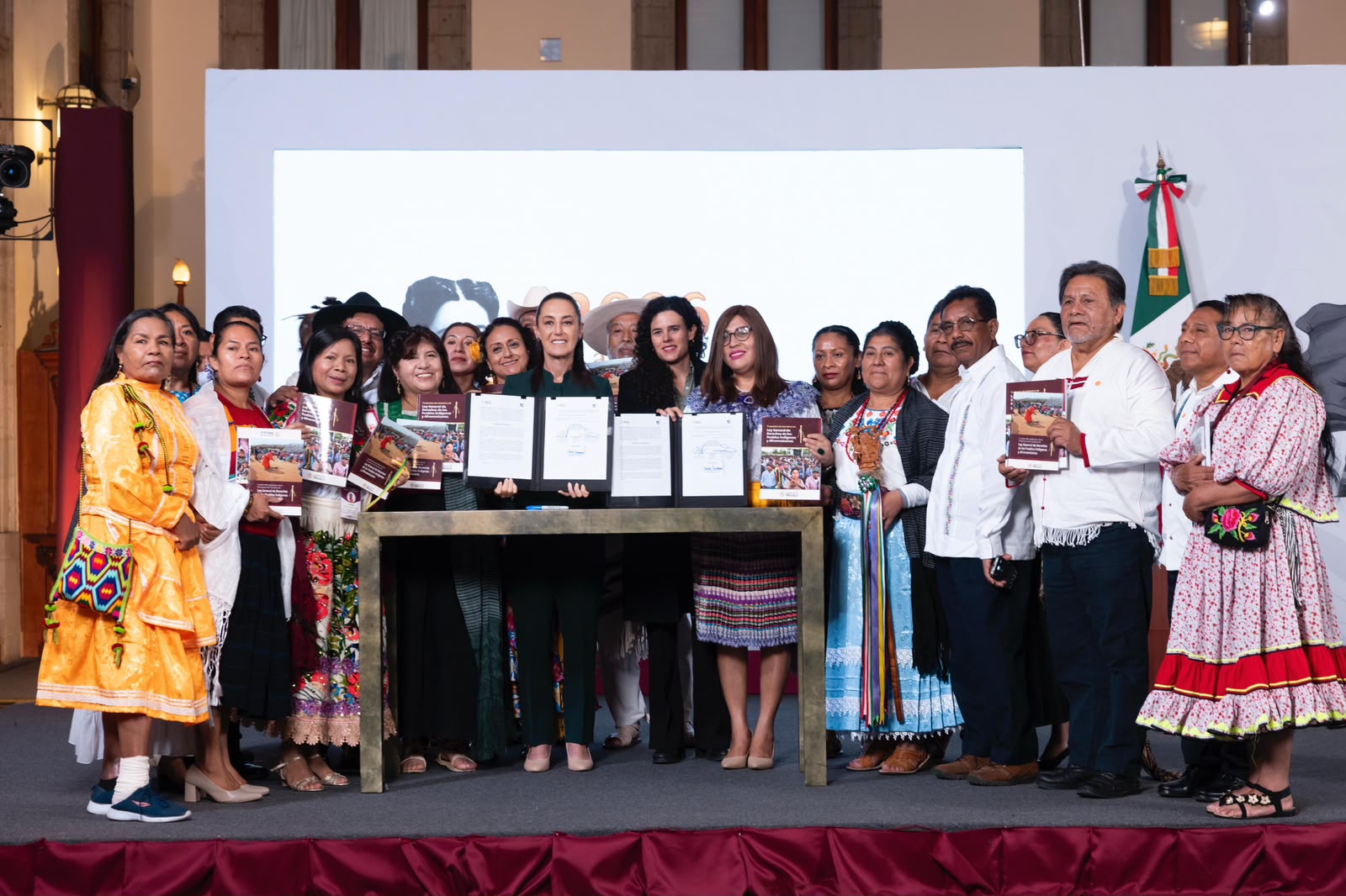 Presidenta Claudia Sheinbaum firma convocatoria para consulta de iniciativa de Ley General de Derechos de los Pueblos Indígenas y Afromexicanos